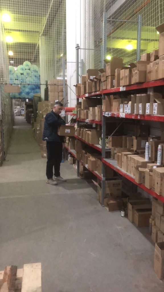 Склад косметической продукции оптом, упакованной на паллетах и готовой к отправке.